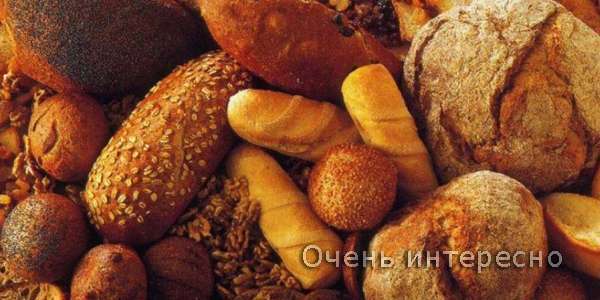 Хлеб, завязанный в полиэтиленовом мешочке