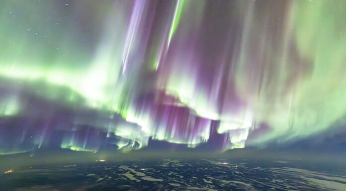Пілот знімає історичне полярне сяйво з висоти 11 200 метрів