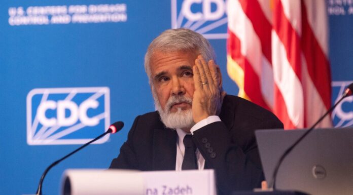 Федеральна комісія з вакцин зосереджується на мРНК-вакцинах проти COVID, піднімаючи питання щодо безпеки