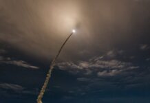 Überlastung der Umlaufbahn: Tech-Giganten drängen trotz zunehmender Unordnung auf Weltraum-Rechenzentren