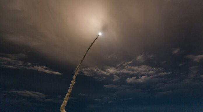 Орбітальна Завантаженість: Технологічні Гіганти Наполягають на Космічних Дата-Центрах, Незважаючи на Зростаючий Хлам