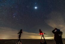 Місяць та Плеяди: Небесний Танець Сьогодні Вночі