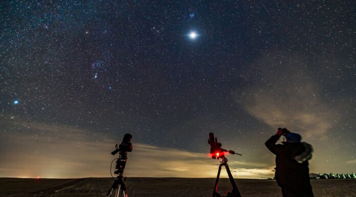 Місяць та Плеяди: Небесний Танець Сьогодні Вночі