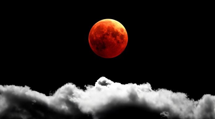 Прогноз Місячного затемнення: Ясне Небо чи Хмарне Розчарування?
