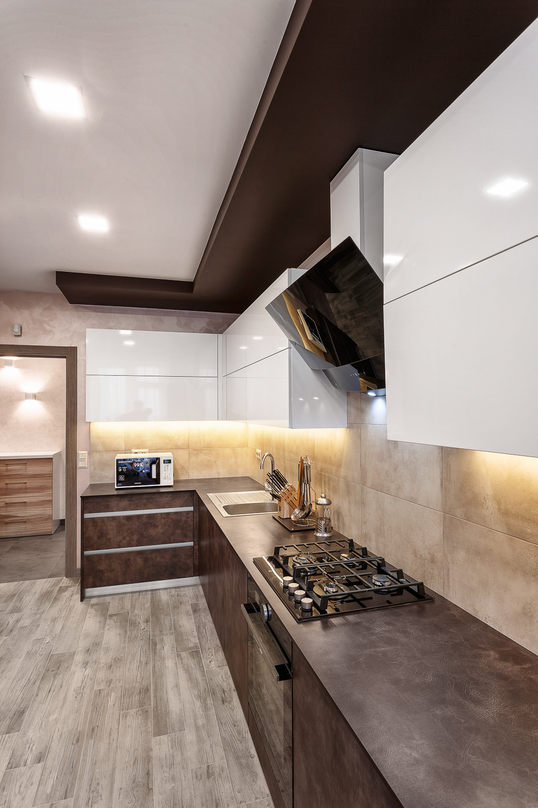 сучасна кухня з побутовою технікою