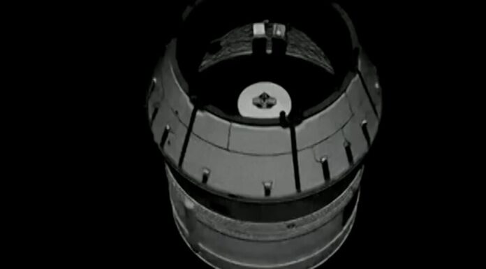 Пілот “Артеміди-II” вручну керує капсулою “Оріон” під час місячного тестового запуску