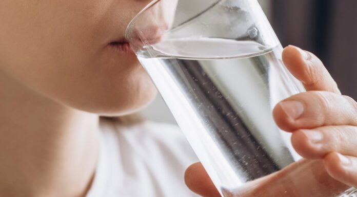 Кип’ятіння водопровідної води дійсно видаляє мікропластик